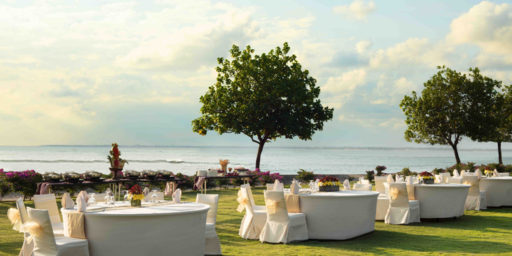 Resort Lawns | Holiday Inn Resort Baruna Bali